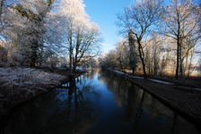 900060 Gezicht op de Kromme Rijn door het landgoed Amelisweerd bij Bunnik, tijdens winterse omstandigheden.